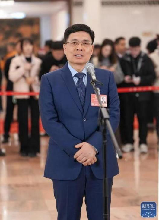 全國人大代表周云杰:要么與AI同進化,要么被AI邊緣化 全國人大代表周云杰:要么與AI同進化,要么被AI邊緣化