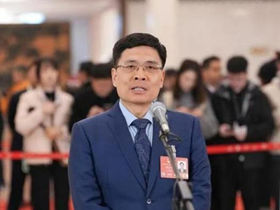 全國人大代表周云杰：要么與AI同進化，要么被AI邊緣化