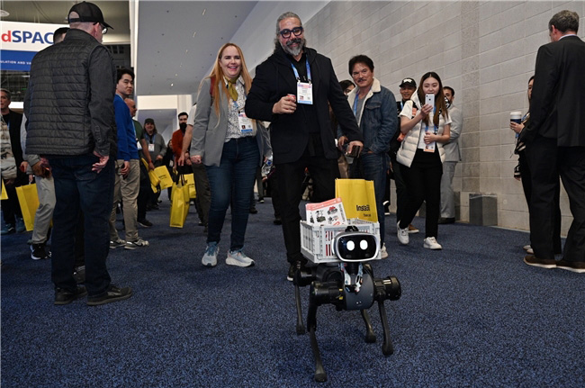 Vbot超能機器狗開啟全球消費級具身智能時代